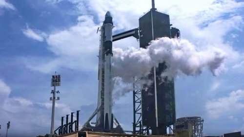 SpaceX впервые запустил в космос астронавтов (видео)