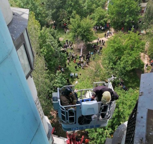 В Одессе спасали человека на высоте десятого этажа