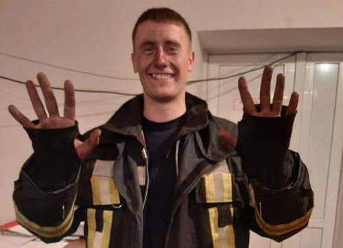Молодой одесский пожарный вынес из огня ребенка, но подвигом это не считает