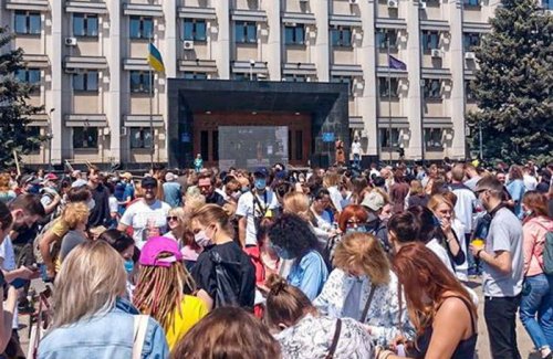 Сотни одесситов пришли поддержать директора Худмузея Ройтбурда на митинге (фото)