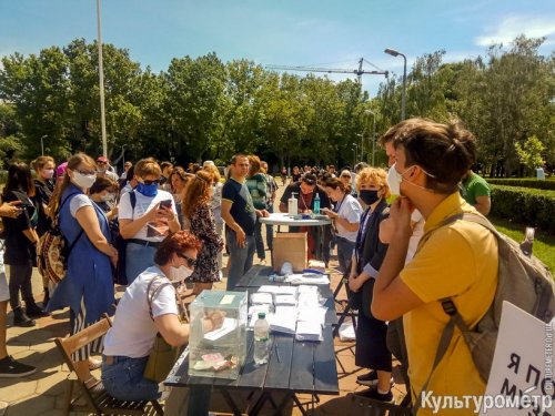 Сотни одесситов пришли поддержать директора Худмузея Ройтбурда на митинге (фото)