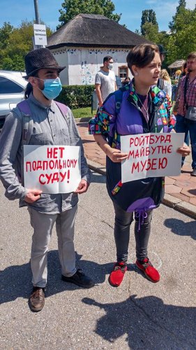 Сотни одесситов пришли поддержать директора Худмузея Ройтбурда на митинге (фото)