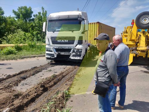 В Одессе фура с контейнером упала в канал