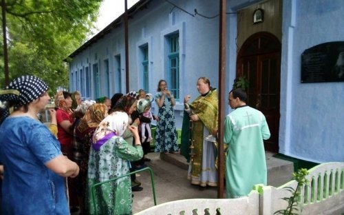 В селе Тарутинского района торжественно открыли мемориальную доску в память о настоятеле храма (фото)