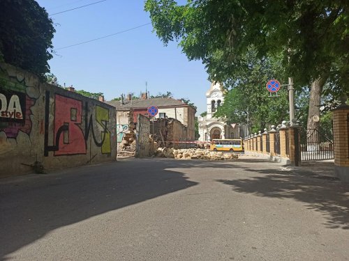 Ночью обрушилась еще одна стена в центре Одессы (фото)