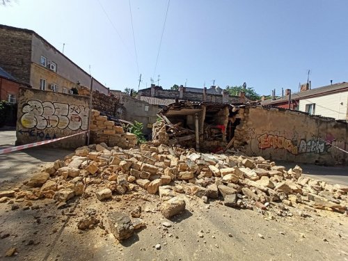 Ночью обрушилась еще одна стена в центре Одессы (фото)