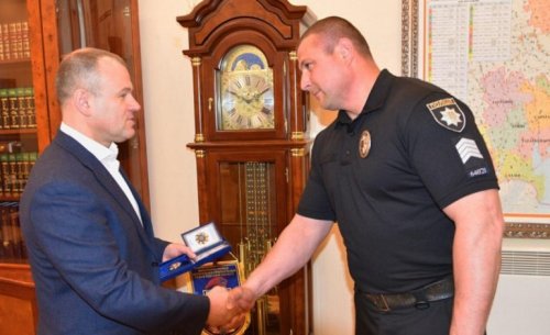 Полицейского, спасшего женщину от насильника в Белгород-Днестровском, наградили знаком почета
