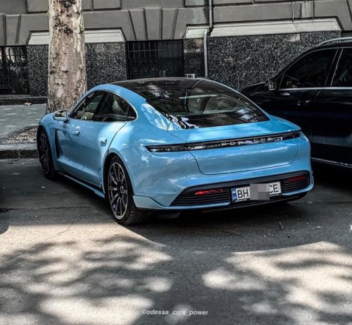 В Одессе замечены новые электрические суперкары Porsche Taycan