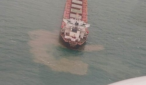 Заметили с воздуха: капитана грузового судна оштрафовали за загрязнение воды одесского побережья