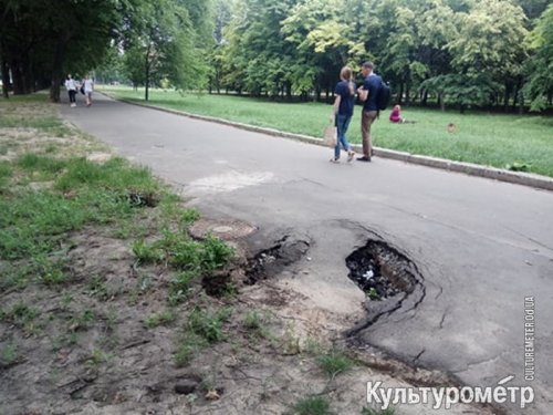 В одесском парке проваливается земля