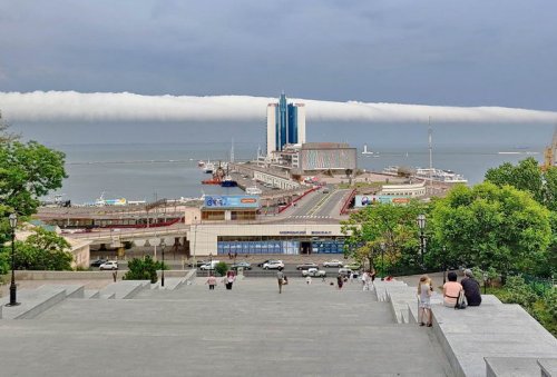 В Одессе наблюдали редкий вид облаков (фото, видео)
