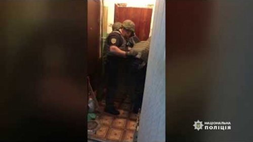 На поселке Котовского полицейский спецназ взял штурмом квартиру мужчины, который чуть не зарезал человека на улице