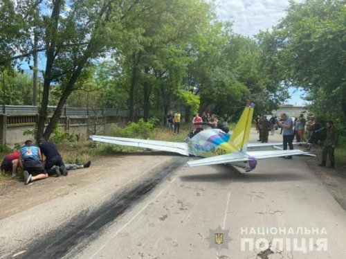 Под Одессой самолёт рухнул на трассу — пилоты погибли