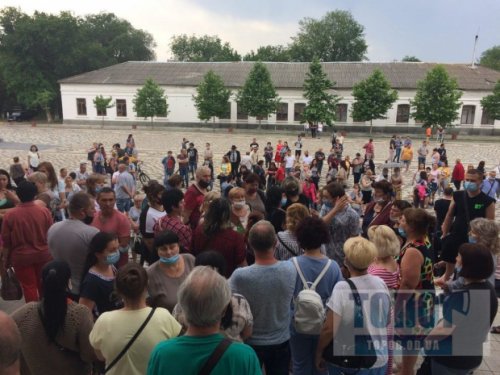 Жители Болграда взяли райсовет штурмом: требуют не закрывать снова район на карантин (фото, видео)