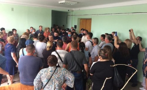 Болград: предприниматели ворвались в здание райгосадминистрации, требуя не закрывать их на карантин (фото, видео)