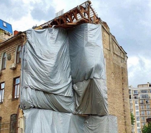 Частично обрушившийся дом в районе Французского бульвара начали укрывать гидробарьером: здание на Торговой, скорее всего, снесут
