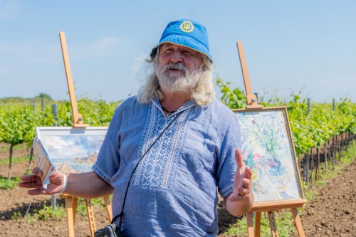 Под Одессой устроили выставку картин в виноградниках (фото)
