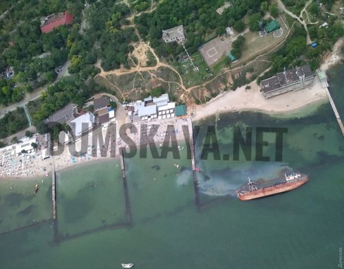 Из танкера Delfi вытек мазут и загрязнил пляж