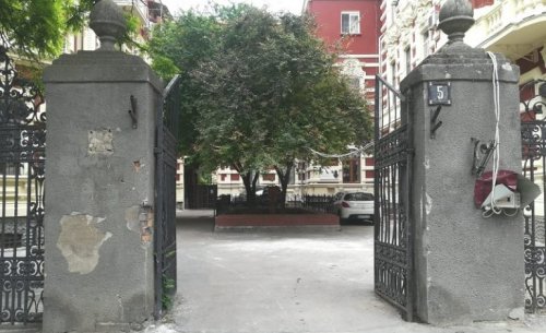 Ворота вернули, но они не закрываются: одесская реставрация с изъянами (фото)