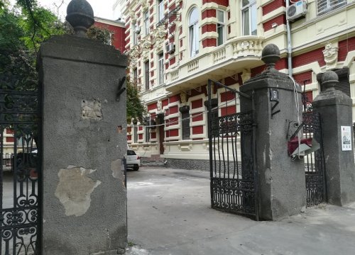 Ворота вернули, но они не закрываются: одесская реставрация с изъянами (фото)