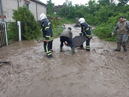 Спасатели борются с последствиями ливня в Одесской области
