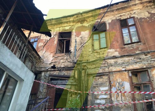 Очередное обрушение: на Польском спуске срочно отселили часть дома из-за огромной трещины в стене