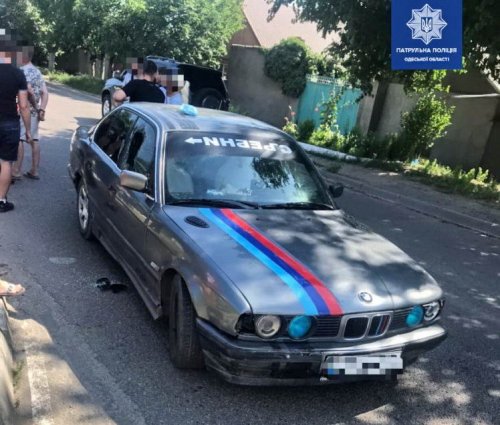 В Одессе пьяный водитель BMW с матерной надписью на лобовухе прокатил на капоте полицейского