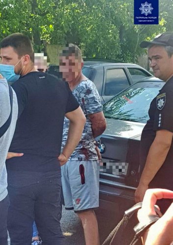 В Одессе пьяный водитель BMW с матерной надписью на лобовухе прокатил на капоте полицейского
