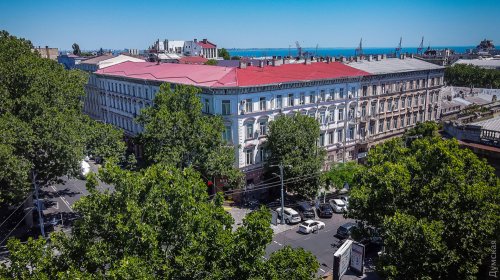 Горевший памятник архитектуры на Ришельевской реставрируют за счет города и собираются «украсить» частной мансардой