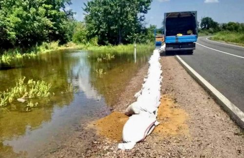 Днестр угрожает затопить трассу Одесса-Рени (фото)