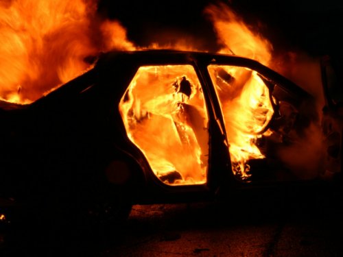 На Молдаванке загорелись два автомобиля фирмы по аварийному открытию замков