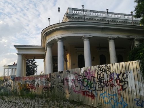 Одесский греческий парк: проблемы с навигацией и бетонный недострой (фото)