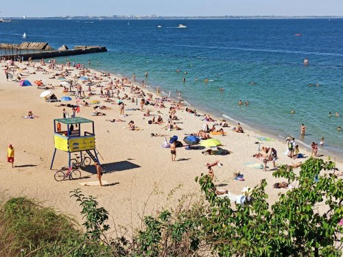 На одесских пляжах, где обнаружена кишечная палочка – аншлаг и отсутствуют информационные таблички