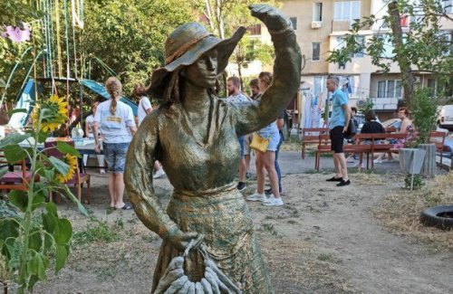 На Молдаванке поселилась рыбачка Соня из манекена, цемента и пляжной подстилки