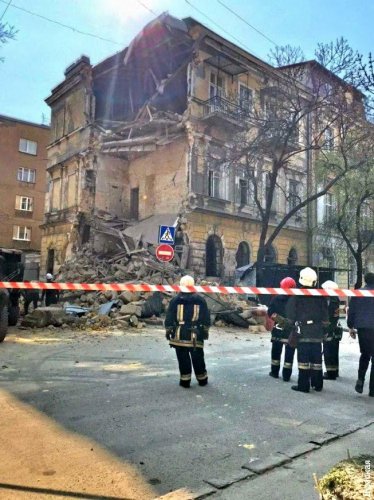 На старинном одесском доме появился баннер «Я разрушаюсь и скоро упаду»