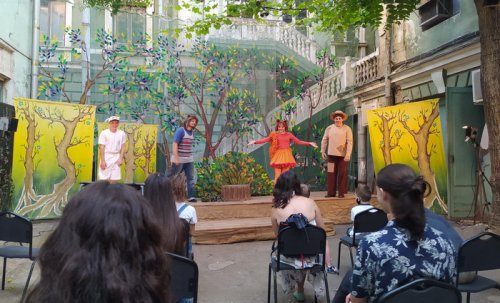 Одесский ТЮЗ устраивает спектакли в своем дворике (фото)