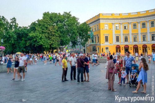 Летняя Одесса во время карантина: рестораны заполнены, на улицах гуляют сотни туристов (фото)