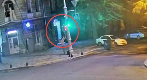 На Торговой мужчина залез на столб и пытался уничтожить камеру видеонаблюдения