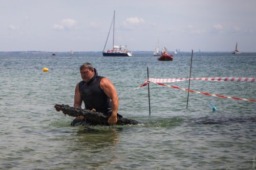 На одесском пляже водолазы извлекли со дна огромную трубу