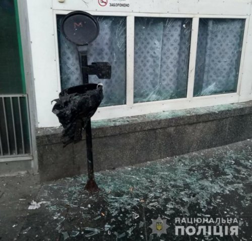 В Киеве возле входа в метро прогремел взрыв: пострадал парень (обновлено, фото, видео)
