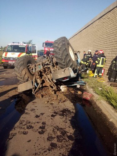 В Одесской области с моста упал трактор: водитель выжил
