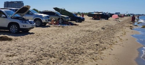 Отдыхающие превращают в сплошную парковку естественные пляжи Одесской области (фото, видео)