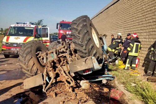 На трассе Одесса-Киев трактор упал с моста. Водитель чудом выжил