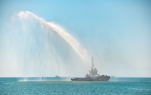 Буксир в порту Южном «танцевал» вальс (фото, видео)