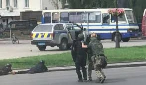 Луцкий террорист выпустил из автобуса троих человек: успех переговоров приписывают себе и полиция, и Зеленский
