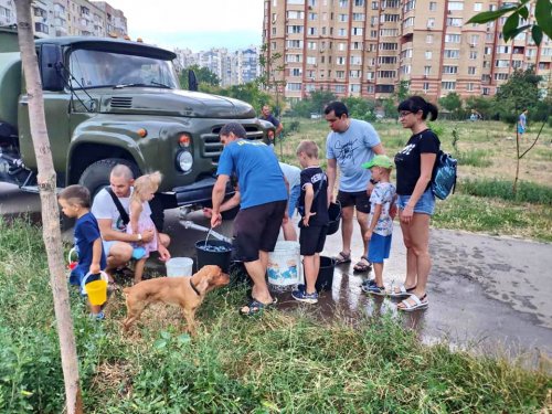 Одесситы полили молодые деревья в парке «Энтузиастов» на поселке Котовского