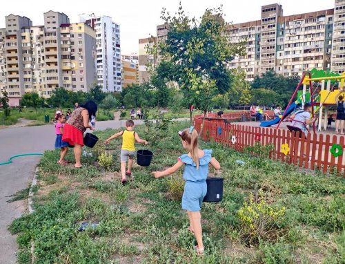 Одесситы полили молодые деревья в парке «Энтузиастов» на поселке Котовского