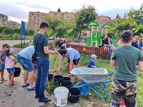 Одесситы полили молодые деревья в парке «Энтузиастов» на поселке Котовского