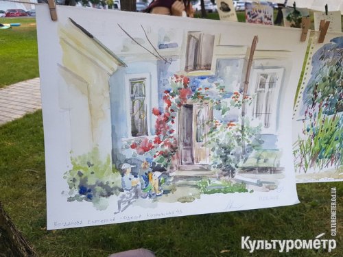 Одесские художники развесили более 100 картин на поляне в парке Шевченко (фото)