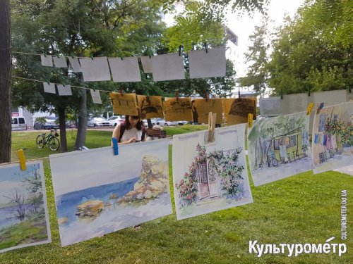 Одесские художники развесили более 100 картин на поляне в парке Шевченко (фото)